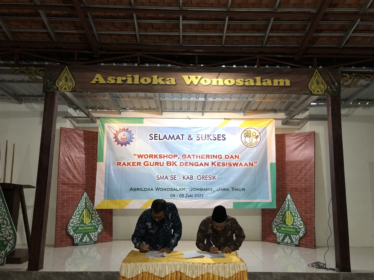 Penandatangan MoU antara Direktur Polindo dan Perwakilan Guru BK SMA se-Gresik MGBK SMA se-GRESIK (1)