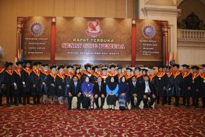 WISUDA PROGRAM PROFESIONAL POLINDO