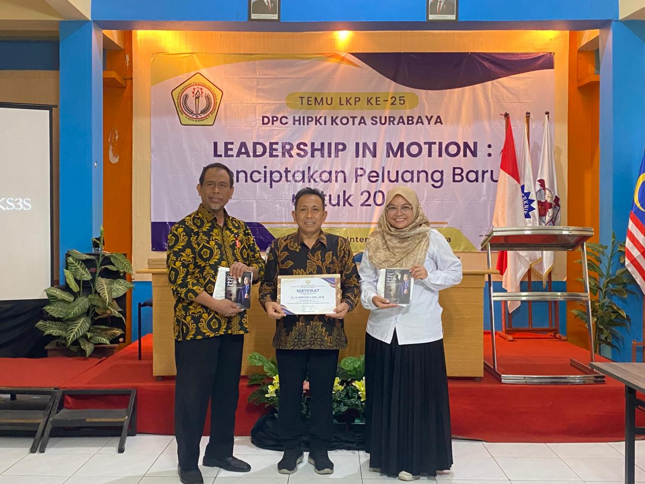 Pemberian Sertifikat dan Souvenir pada acara DPC HIPKI Surabaya 26 November 2025