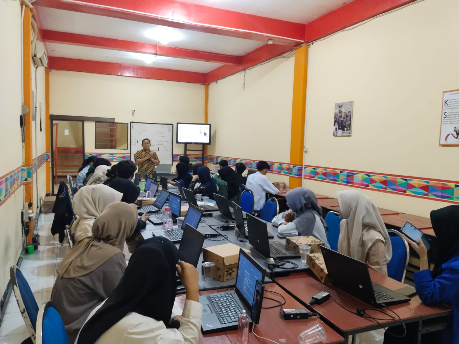 Ilustrasi mahasiswa dan profesional belajar skill digital untuk menghadapi perkembangan AI di dunia kerja modern.